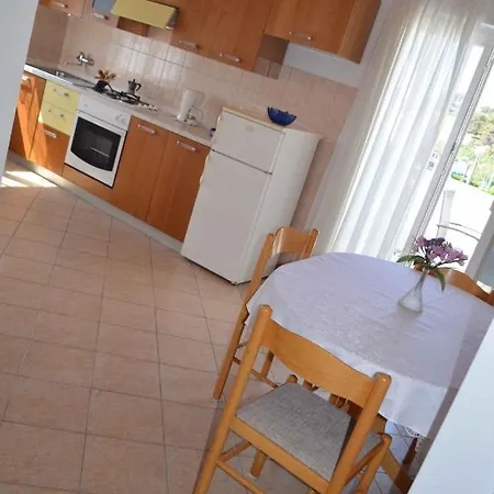 1 Apartment *